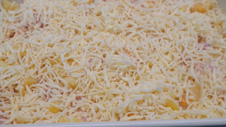 Zapečené brambory s kuřecím masem a sýrem