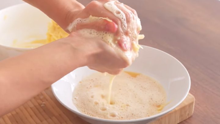 Křupavý bramborák s vejcem a cibulkou