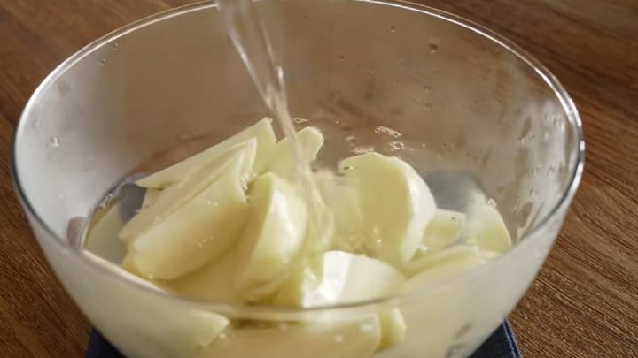 Brambory v parmezánové krustě s dipem