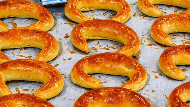 Bratislavské ořechové rohlíčky z kynutého těsta Bratislavské ořechové rohlíčky z kynutého těsta