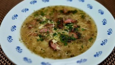 Rychlá česnečka s klobásou a vejci