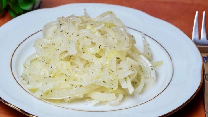 Cibulový salát se sušeným koprem