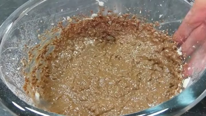 Vrstvené čokoládové řezy s ořechy