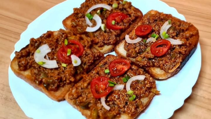Domácí ďábelské tousty s mletým masem