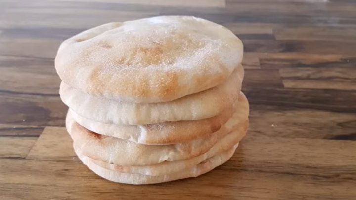 Domácí pečený pita chléb z kynutého těsta Domácí pečený pita chléb z kynutého těsta