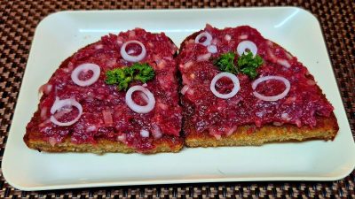 Domácí tatarák ze svíčkové s cibulí