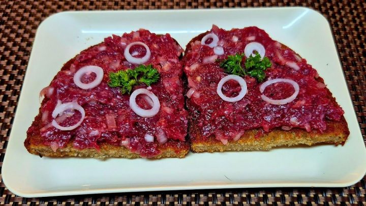 Domácí tatarák ze svíčkové s cibulí