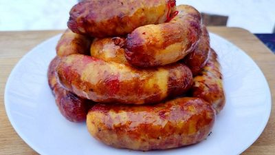 Domácí vepřová klobása s kuřecím a brambory