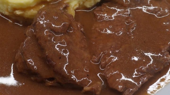 Hovězí roštěnky na cibuli v papiňáku