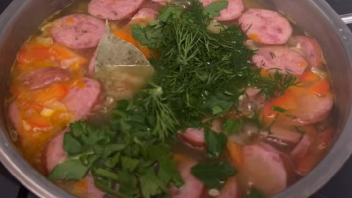 Hrachová polévka se zeleninou a klobásou