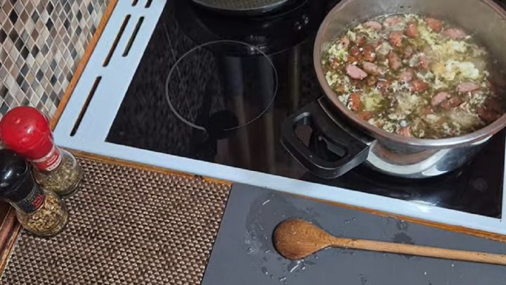 Rychlá česnečka s klobásou a vejci