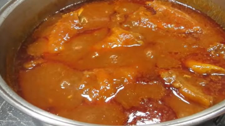 Netradiční kuřecí guláš na červeném víně