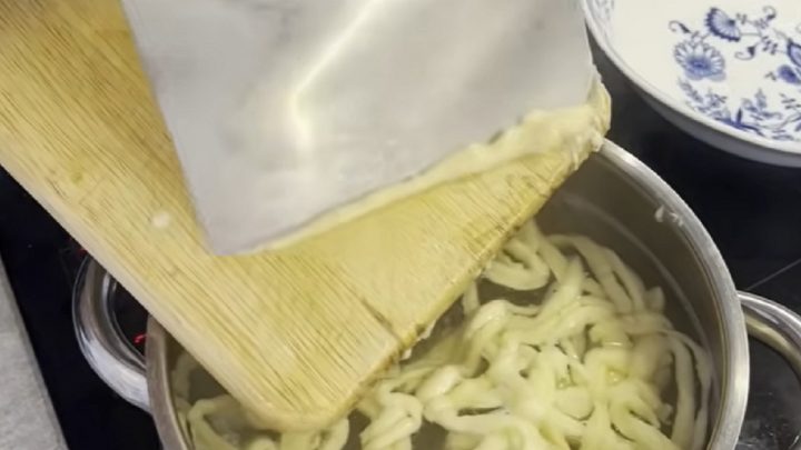 Domácí špecle se slaninou a rajčaty