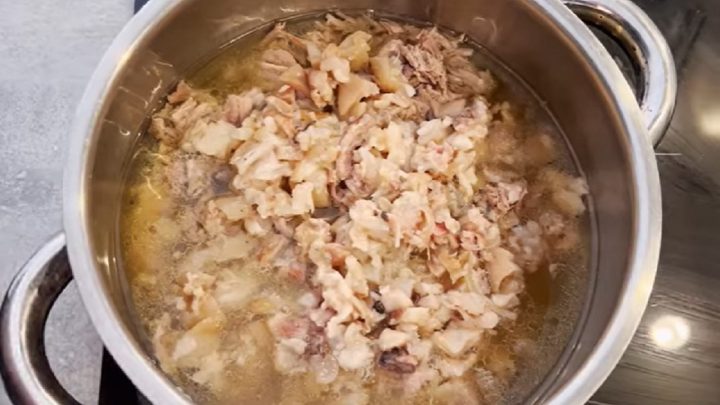 Lahůdková huspenina s cibulovým salátem