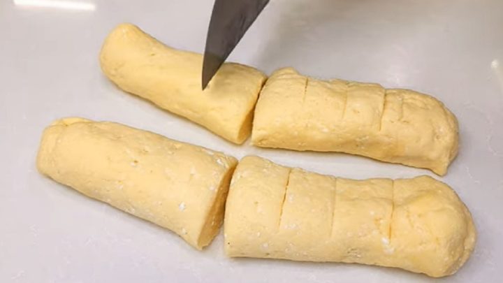 Jednoduché tvarohové růžičky sypané cukrem