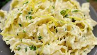 Krémové těstoviny s česnekem a petrželkou
