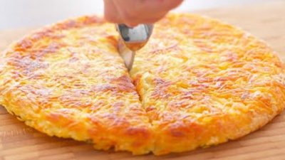 Křupavý bramborák s vejcem a cibulkou