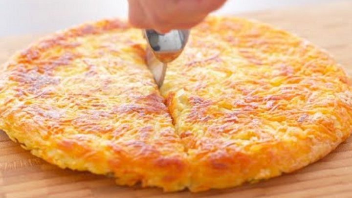 Křupavý bramborák s vejcem a cibulkou