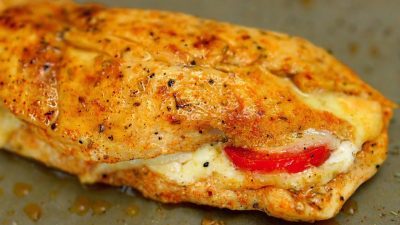 Kuřecí kapsa v papilotě se sýrem a rajčaty