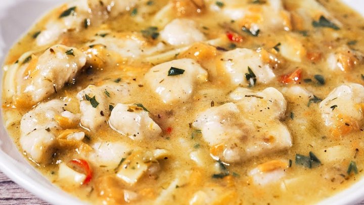 Kuřecí polévka s nudlemi a zeleninou