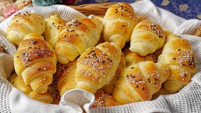 Kynuté mléčné rohlíčky se sezamem