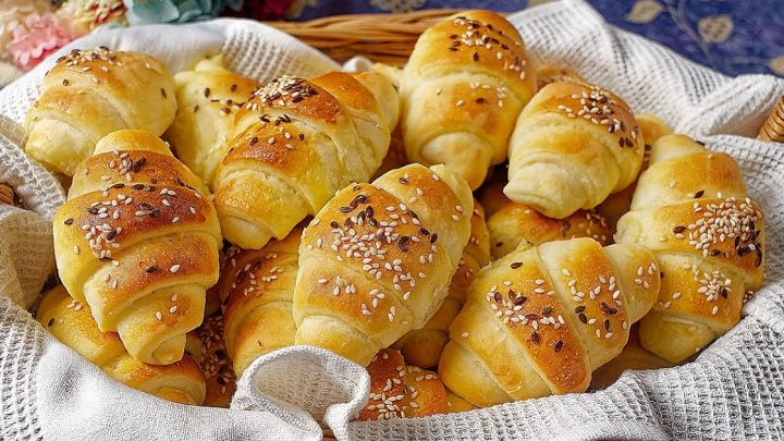 Kynuté mléčné rohlíčky se sezamem