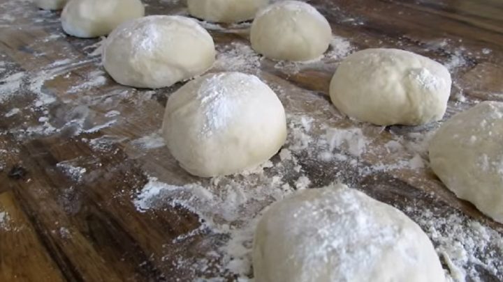 Domácí pečený pita chléb z kynutého těsta