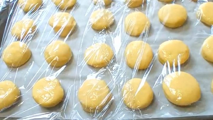 Nadýchané mini koblížky z kynutého těsta