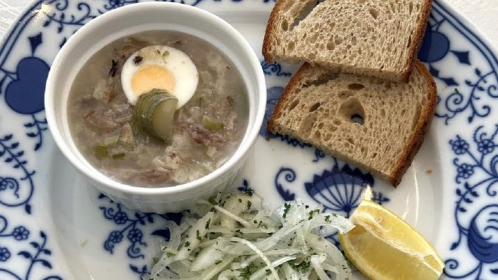 Lahůdková huspenina s cibulovým salátem