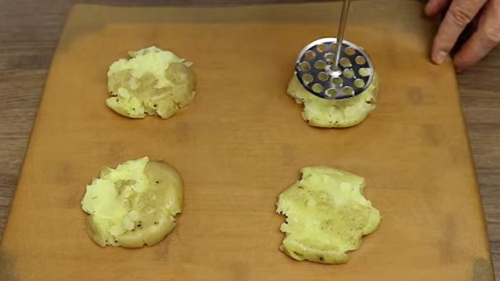 Smažené brambory se slaninou a sýrem