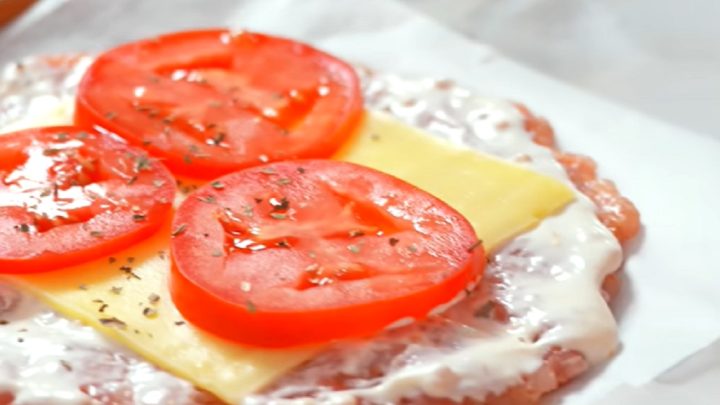 Masové placky zapečené se sýrem