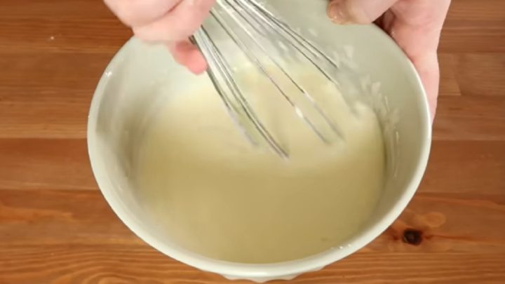 Jogurtový koláč ze 3 surovin s vejci