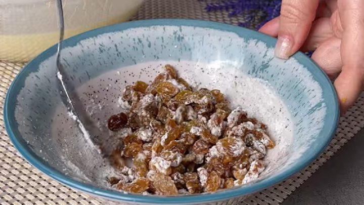 Rozinkový koláč s jablečnou marmeládou