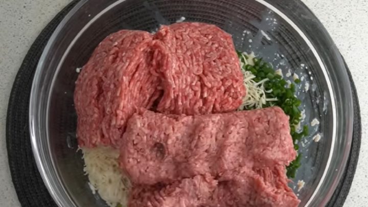 Domácí sekaná se sýrem a koriandrem