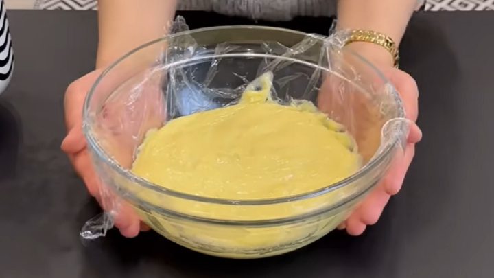 Koláč plněný citronovým krémem