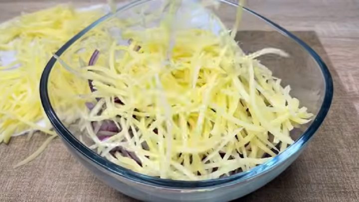 Cibulové bramboráky v kefírovém těstíčku