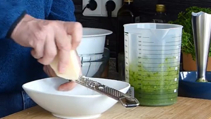 Pesto z medvědího česneku s mandlemi