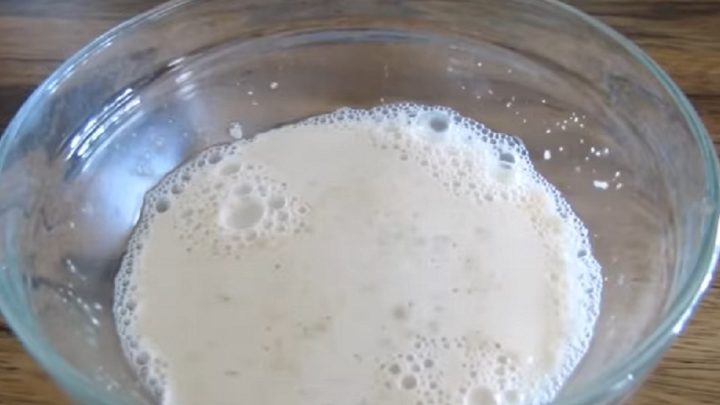 Domácí pečený pita chléb z kynutého těsta