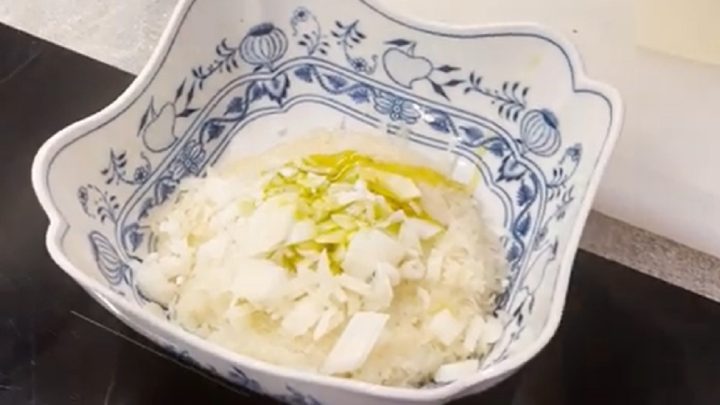 Škvarkové placky se zelným salátem