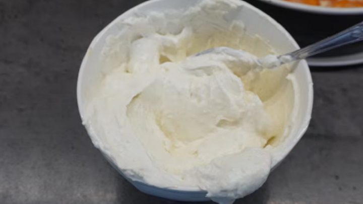 Drobenkový tvarohový koláč s meruňkami