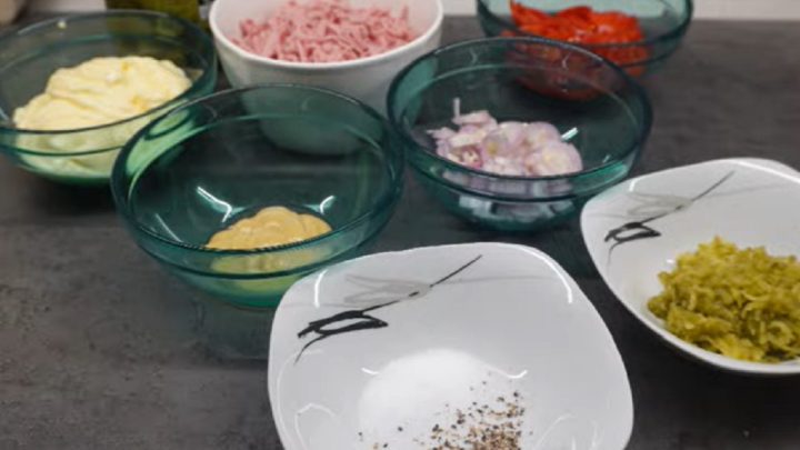 Rumcajs salát s kyselou okurkou a paprikami