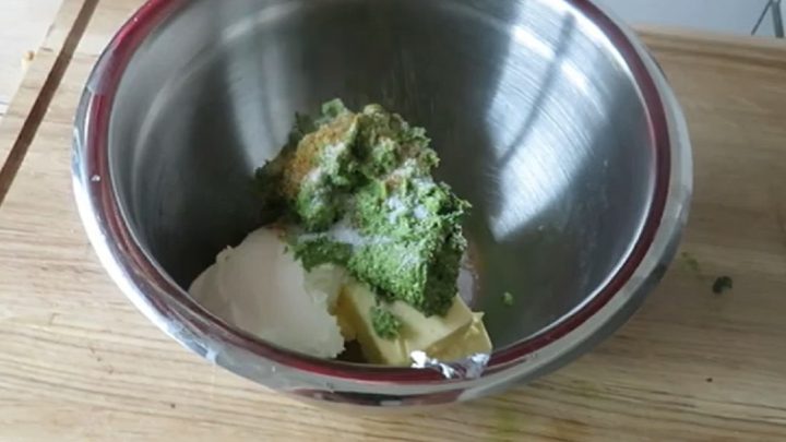 Pomazánka z medvědího česneku s ořechy