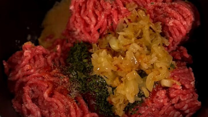 Masová sekaná plněná sýrem s omáčkou