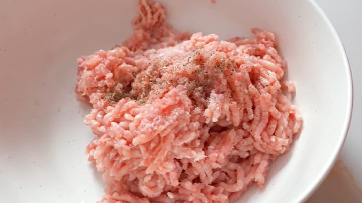 Masové placky zapečené se sýrem