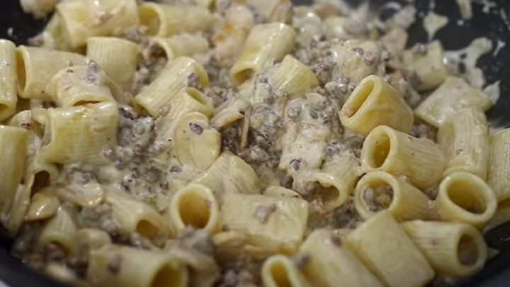 Těstoviny s mletým masem a houbami