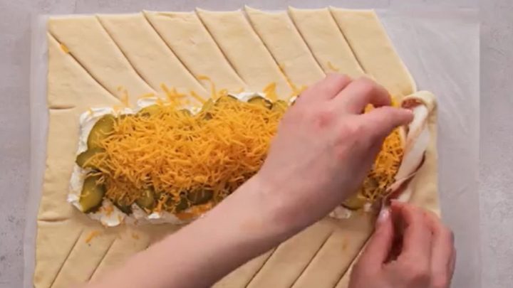 Motaný závin se slaninou a smetanovým sýrem