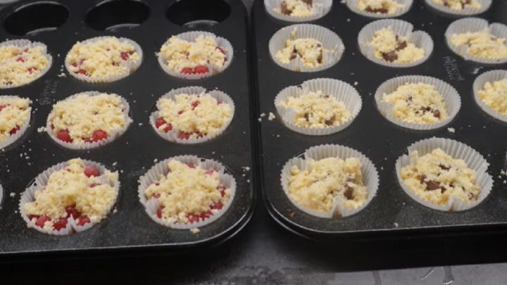 Rychlé hrnkové muffiny s rybízem a čokoládou