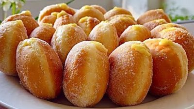 Nadýchané domácí koblihy s vanilkovým krémem