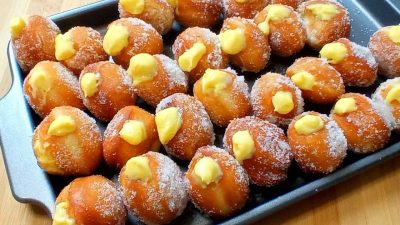 Nadýchané mini koblížky z kynutého těsta