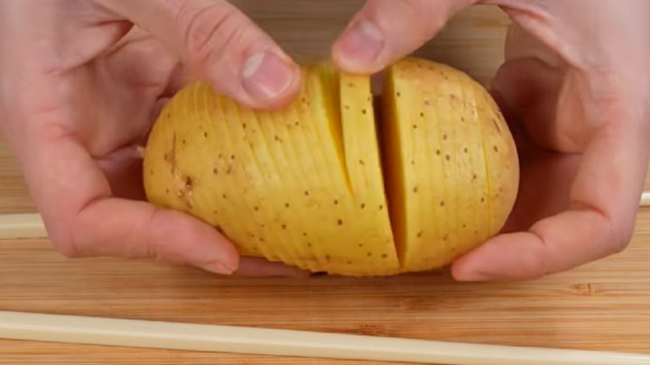 Bramborová harmonika plněná šunkou a sýrem